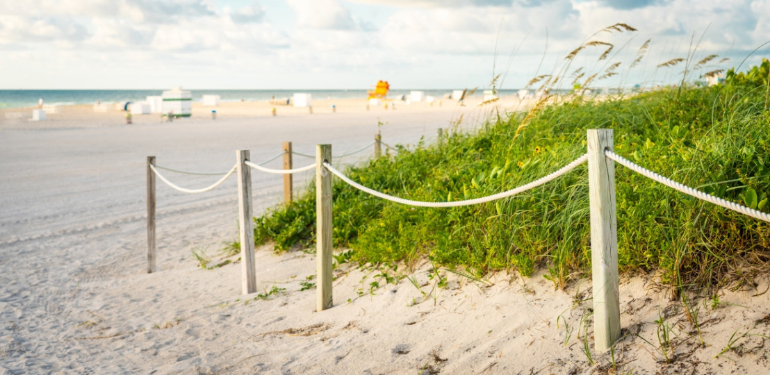 Strand met uitzicht op de zee