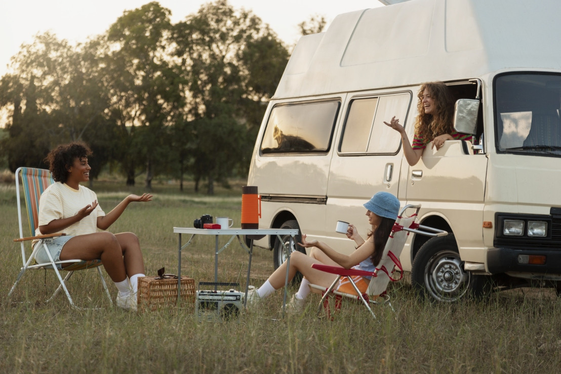 Een groep vriendinnen op reis met een vintage camper en onderweg drinken ze wat koffie