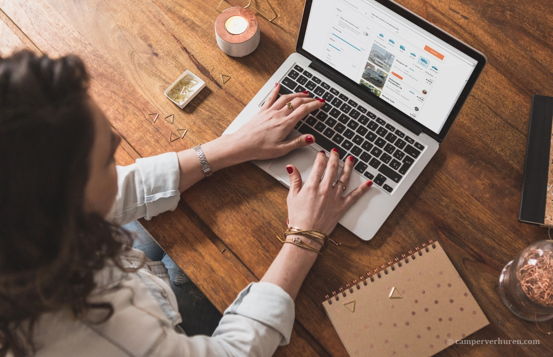 Vrouw kijkt naar SnappCar website op de laptop