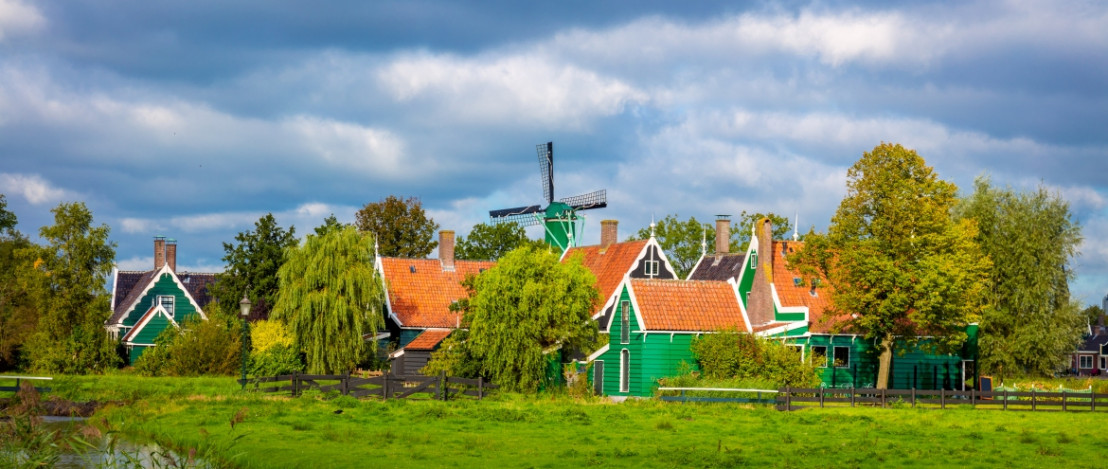 Typisch Nederlands beeld met molens en oude huisjes op het platteland in de polder