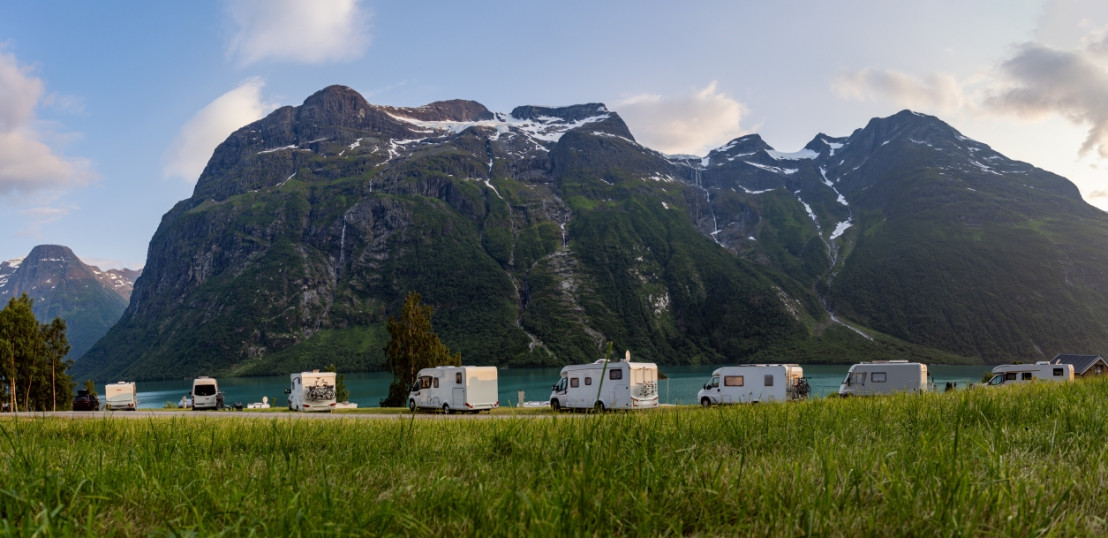 Camper op camperplaats met extra mooi uitzicht op de bergen