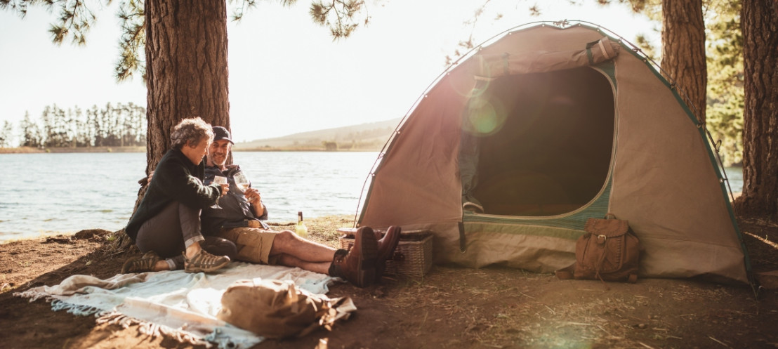 Een stel kampeert bij een campspace op een rustige en bijzondere locatie bij een particulier