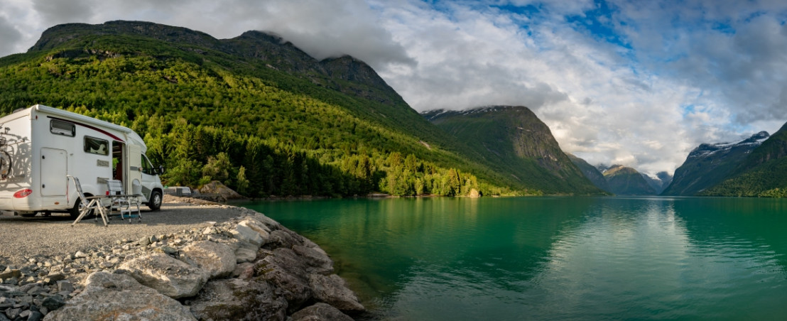 Gehuurde camper staat op prachtige camperplaats in de natuur in Noorwegen