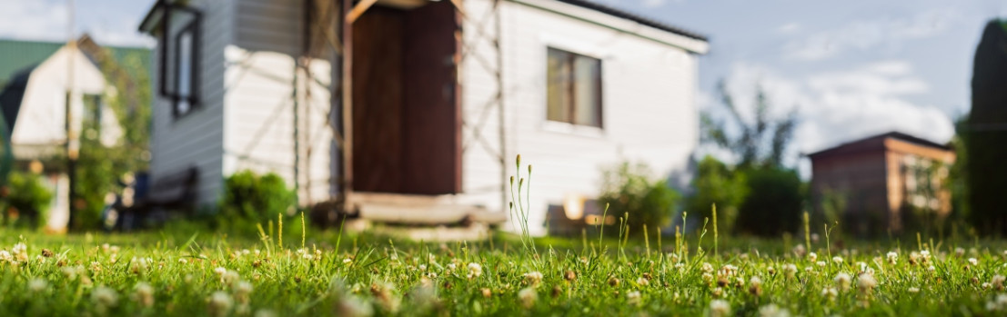 Een tuinhuisje of houten blokhut die je kunt verhuren via campspace