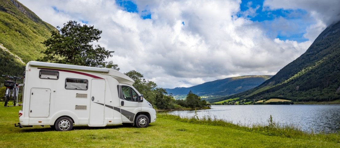 Camper staat op een rustige camperplaats in Noorwegen met uitzicht op het water